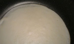 フライパンで小さな気泡ができたら返す