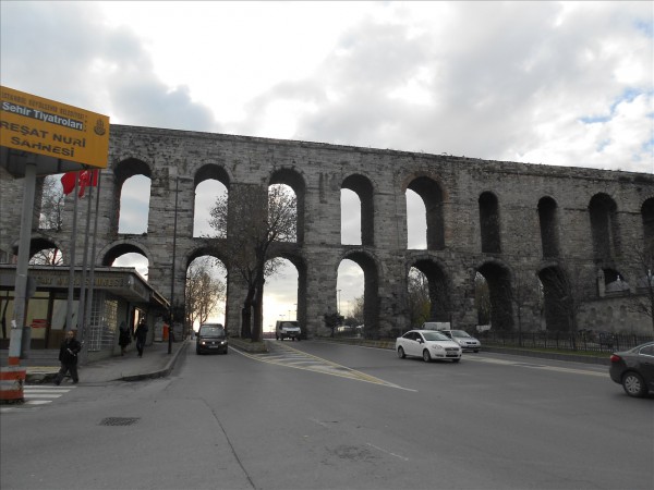 イスタンブールにある古代ローマの水道橋